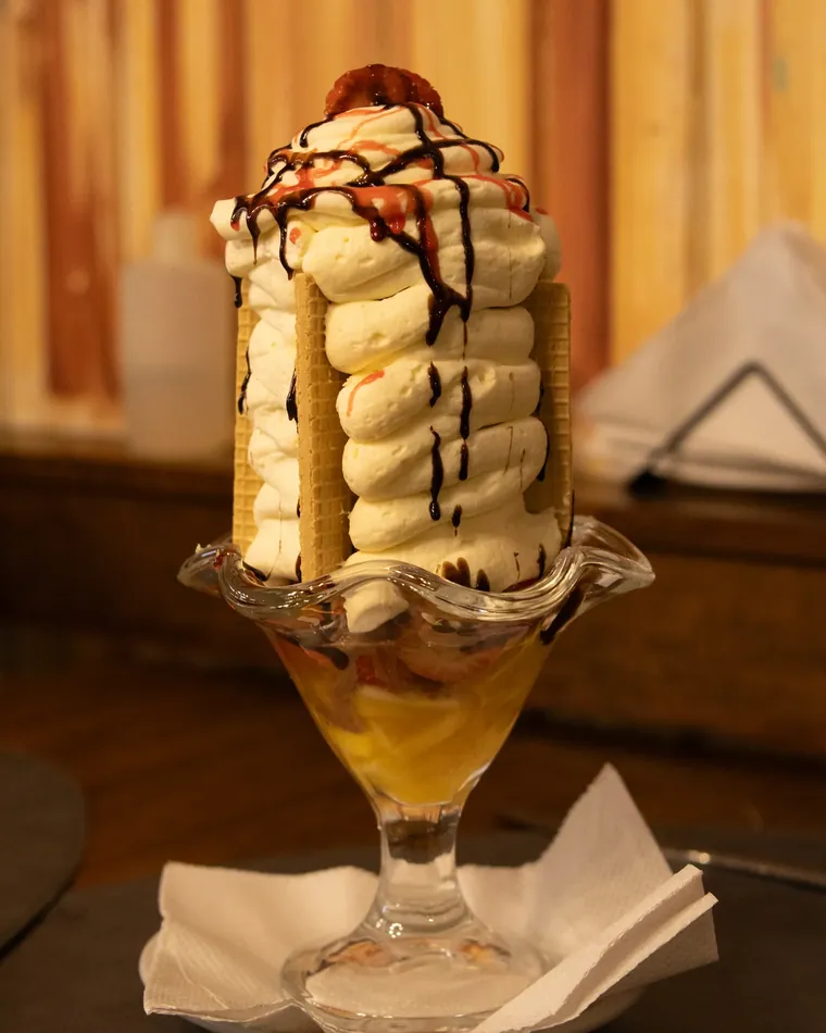 Copa de helado con crema y salsa de chocolate