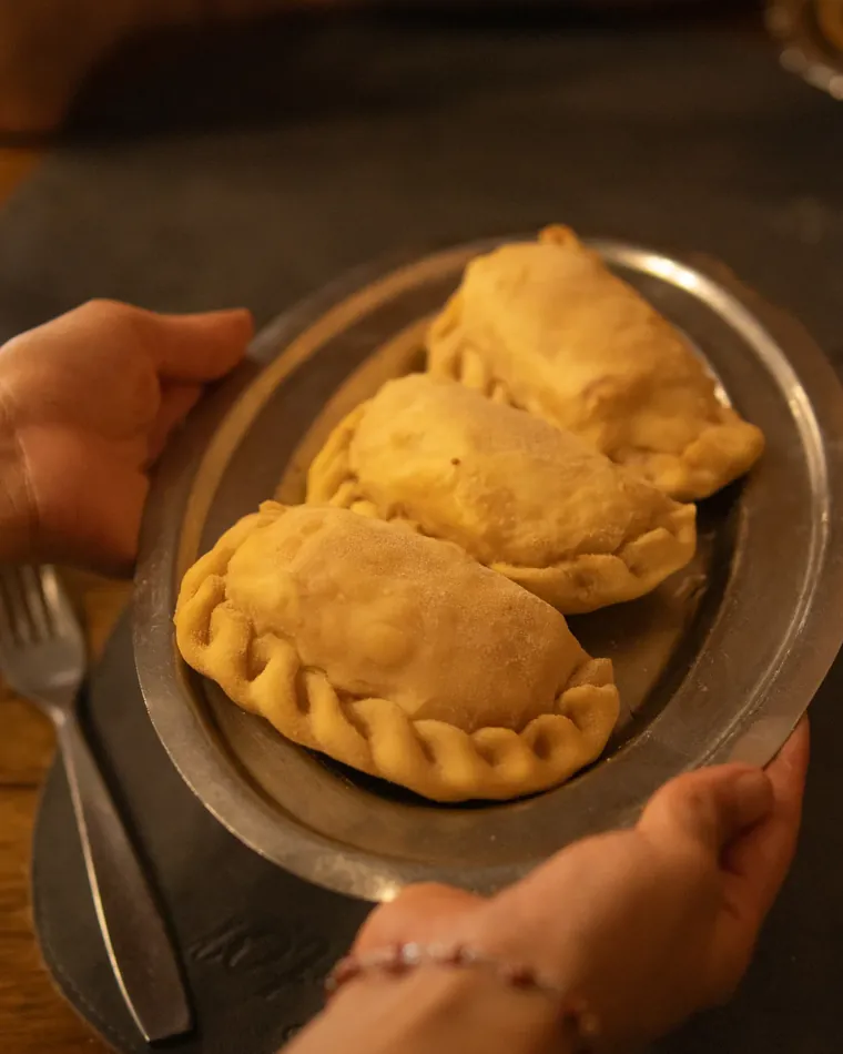 Empanadas al horno recién salidas, en plato de pizarra