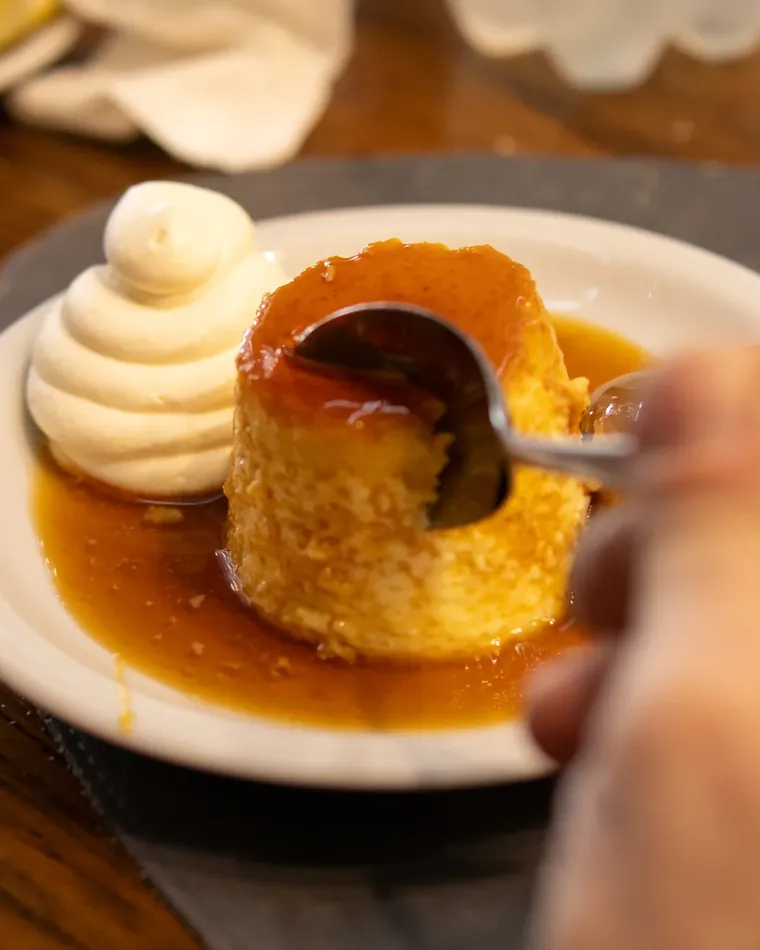Flan casero con crema, bañado en caramelo
