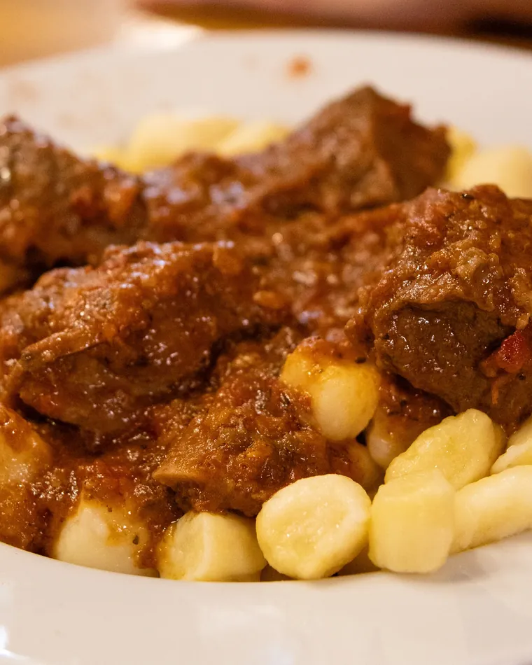Ñoquis caseros con estofado de carne