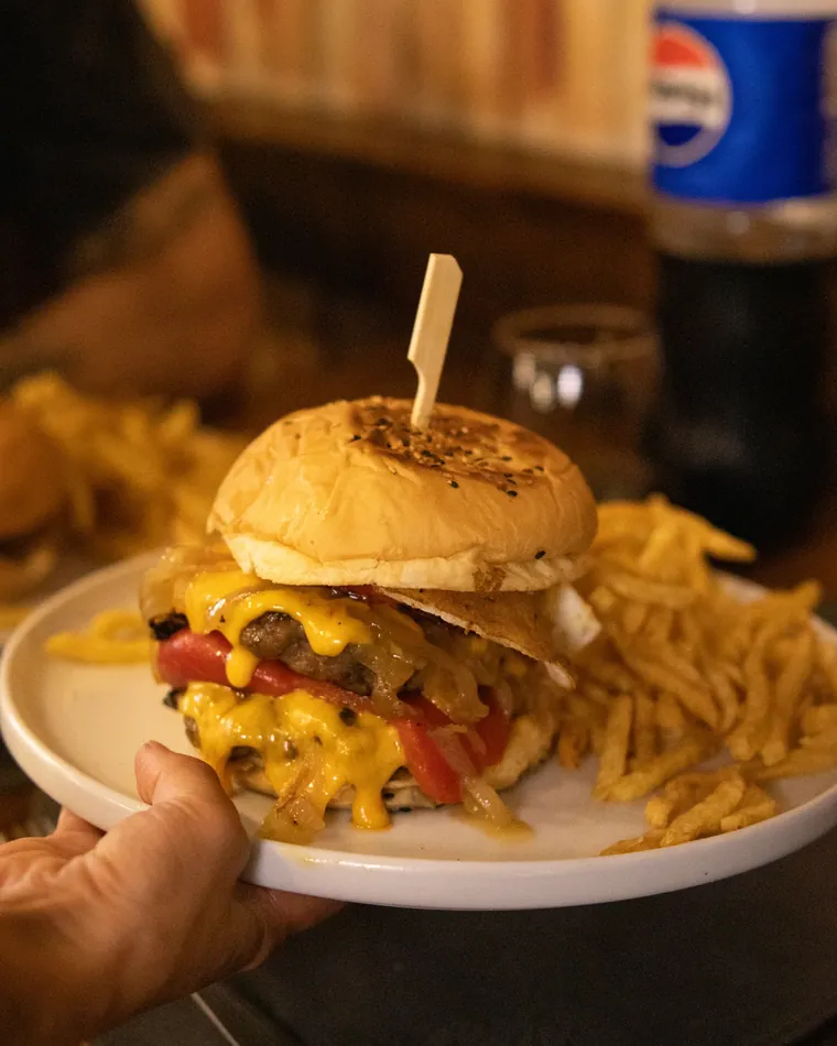 Hamburguesa Victor con cheddar y papas fritas