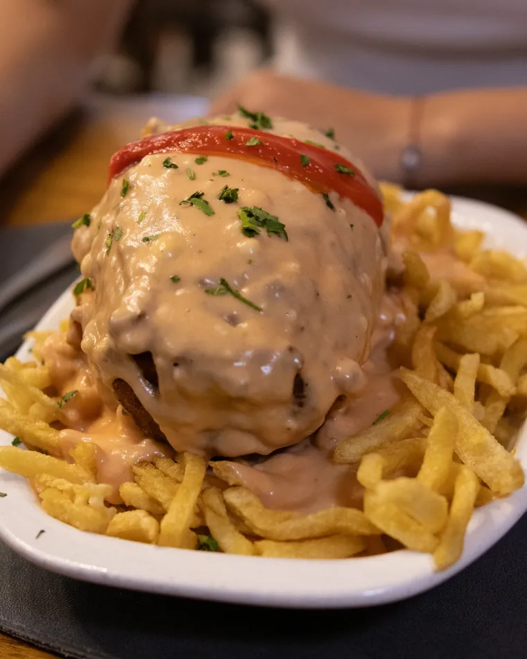 Suprema Pastora con salsa rosa y papas fritas